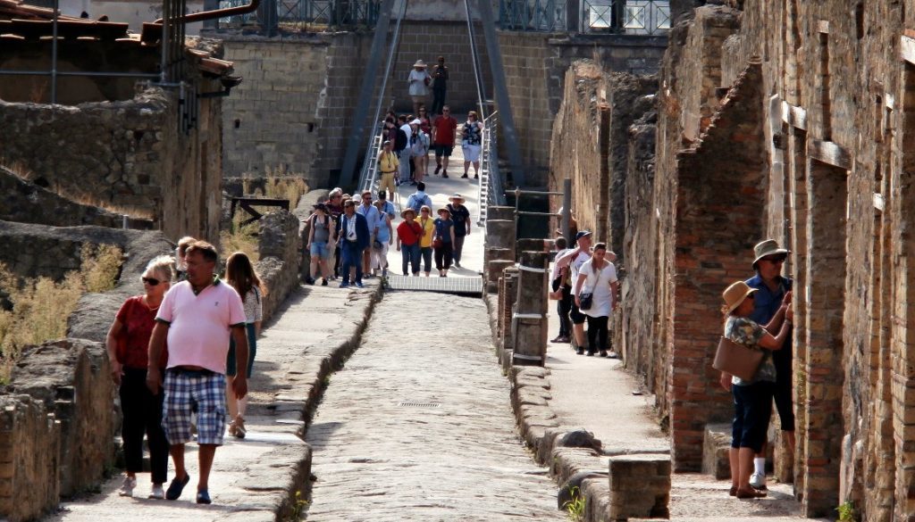 Feature Herculaneum-1-Herculaneum-tourists entering the site