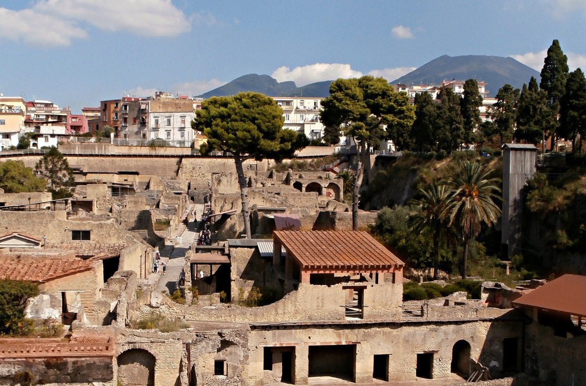 Herculaneum-2-Herculaneum-modern Ercolano towering beyond