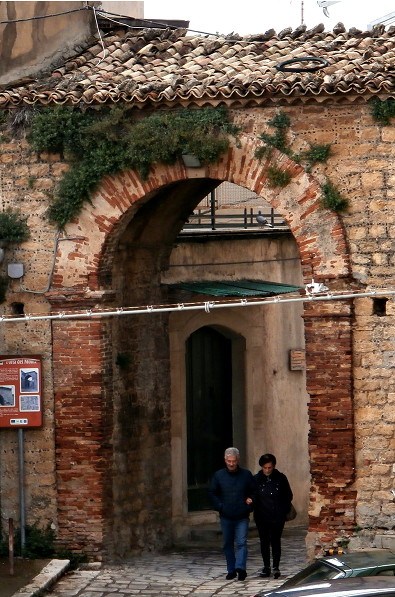 Fun day dodging around-12-Traicori-Roman arch