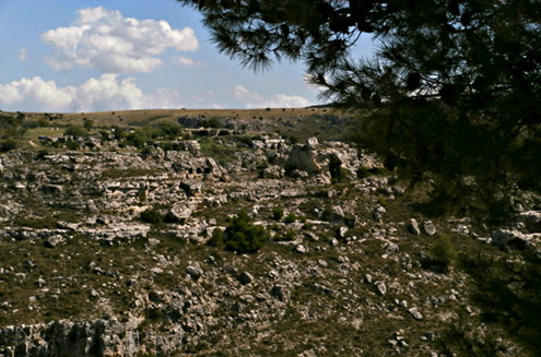 Matera-6-caves-on-the-otherside-of-the-ravine