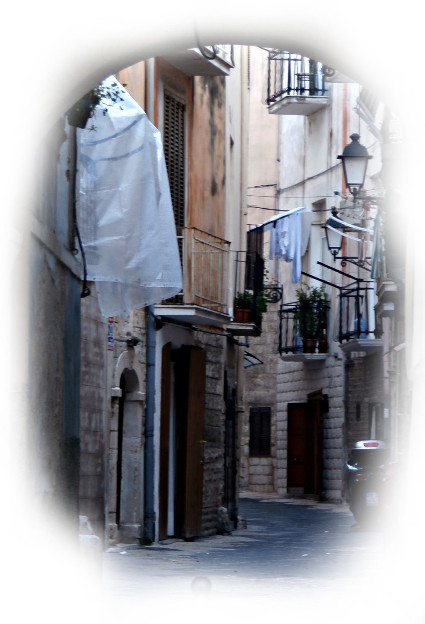 before-saying-goodbye-to-lolly-The narrow little alleys in Bari
