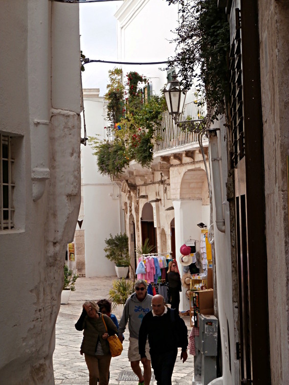 SMALL TOWN APPEAL IN APULIA ENCHANTS - Ostuni-visitors-climbing-the-steep-streets