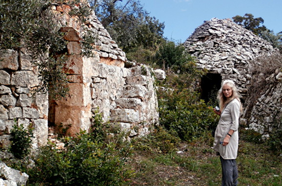 SMALL TOWN APPEAL IN APULIA ENCHANTS - Vivien-inspecting-tumbled-down-Trullo