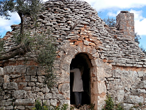 SMALL TOWN APPEAL IN APULIA ENCHANTS - Vivien-peering-inside-one