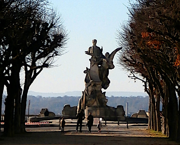 Azay-le-Rideau - Carnot Statue Angouleme