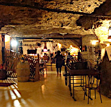 LUNCH IN TROGLODYTE CAVE - Inside the restaurant
