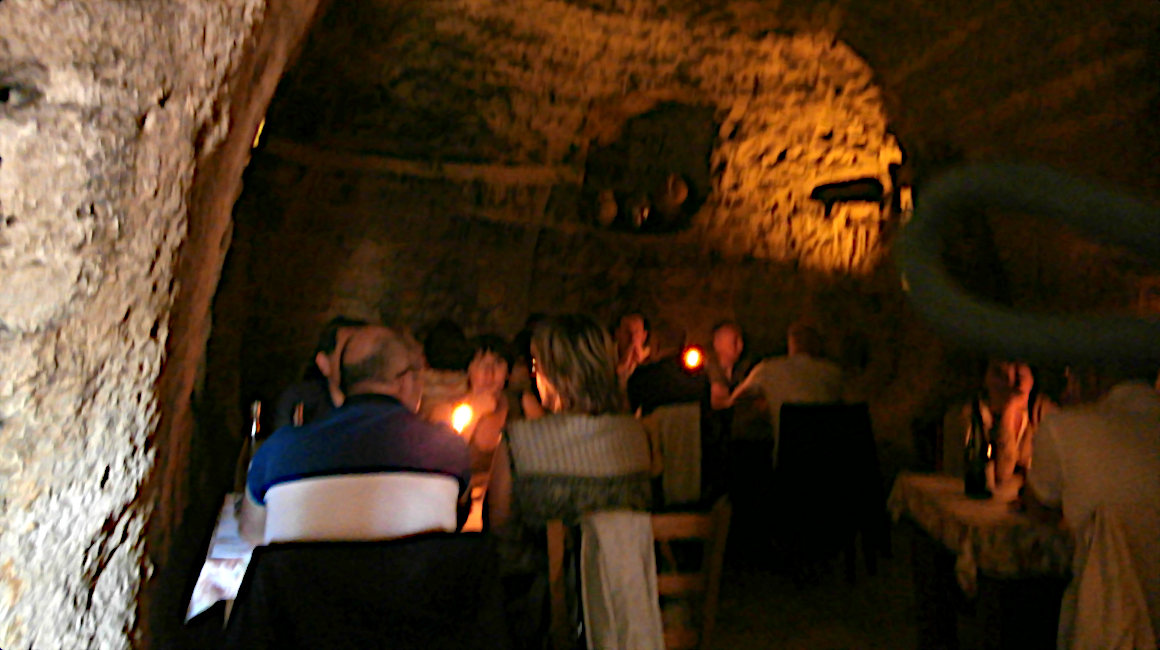 LUNCH IN TROGLODYTE CAVE - Parties dining