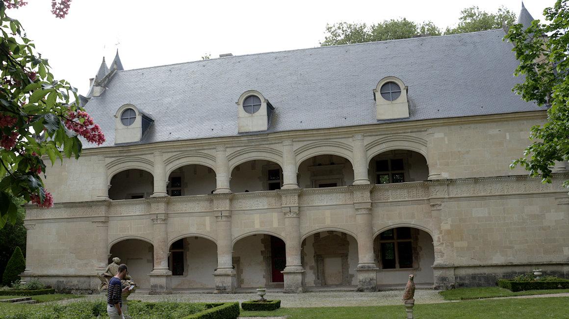 Discovery near Melle - The Front of Chateau Dampierre